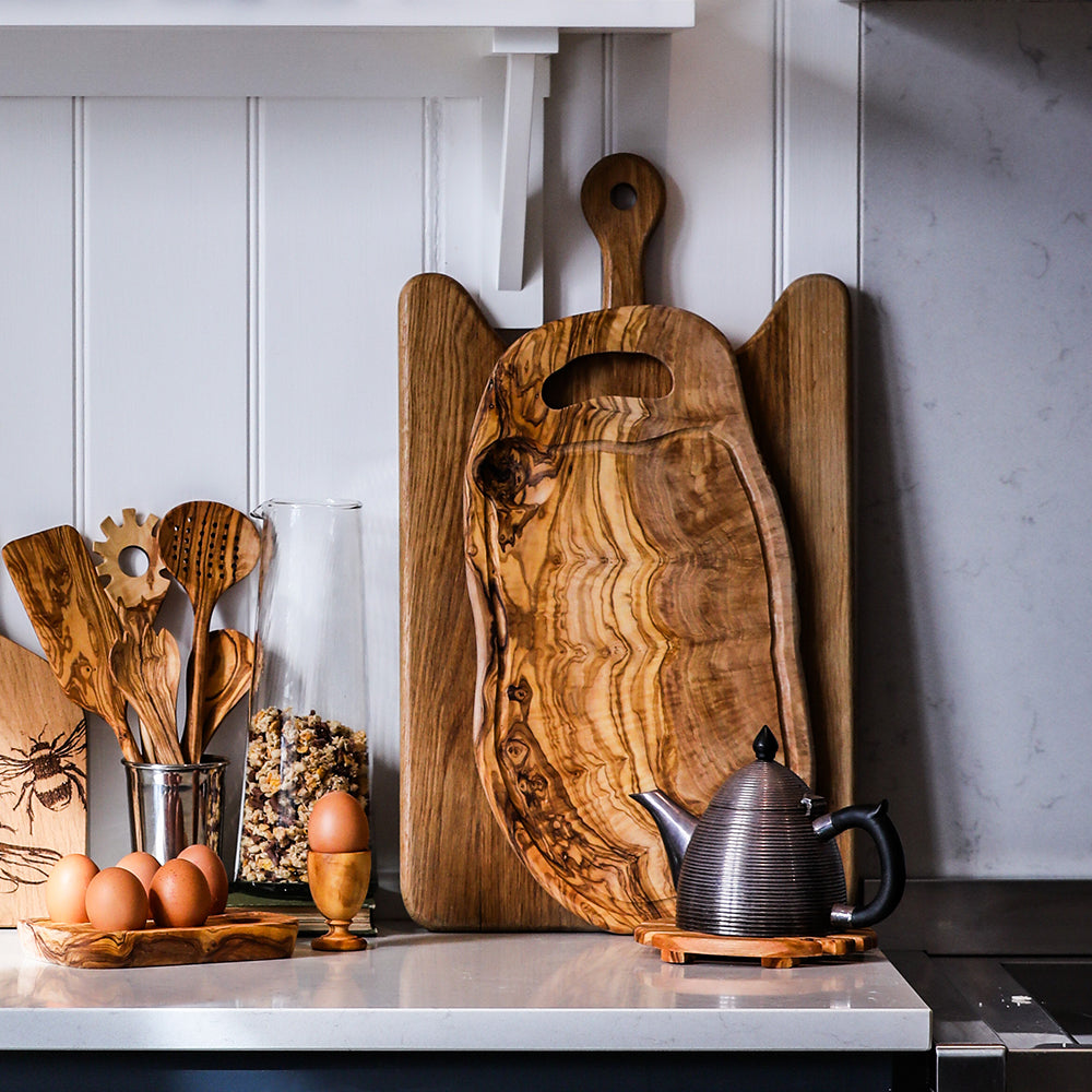 Cast iron pan, forged knife and wooden chopping board from independent makers at Söstter
