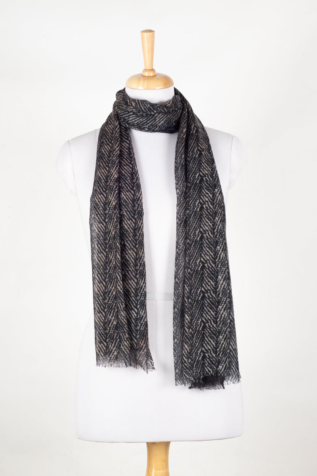 Shades of Chevron Fine Wool Scarf – Black White | SVEŽElife