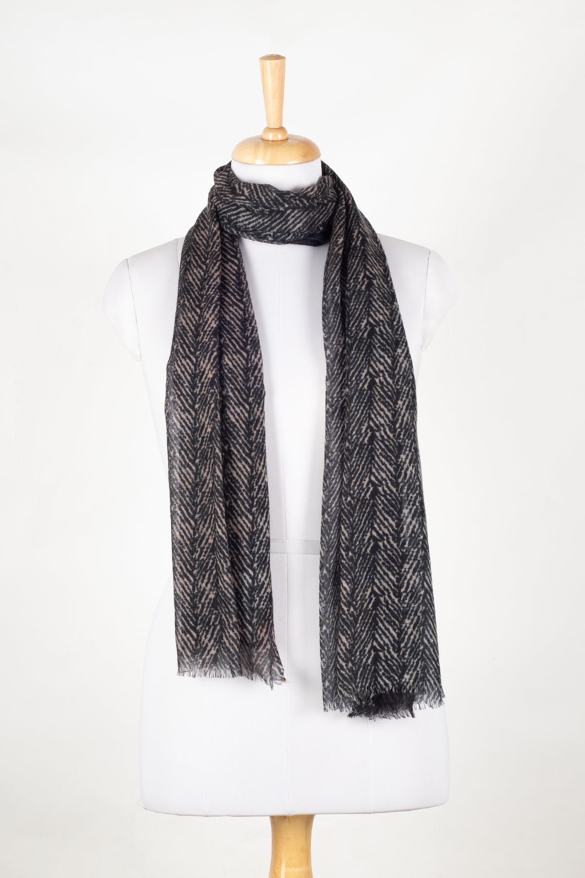 Shades of Chevron Fine Wool Scarf – Black White | SVEŽElife