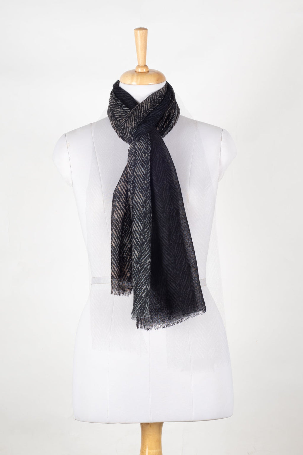 Shades of Chevron Fine Wool Scarf – Black White | SVEŽElife