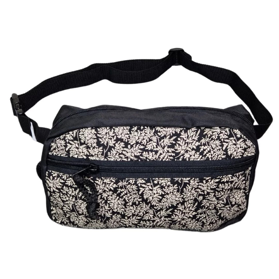 Spacious Dog Treat Pouch – Secure & Adjustable Storage by Drinbags at www.brixbailey.com