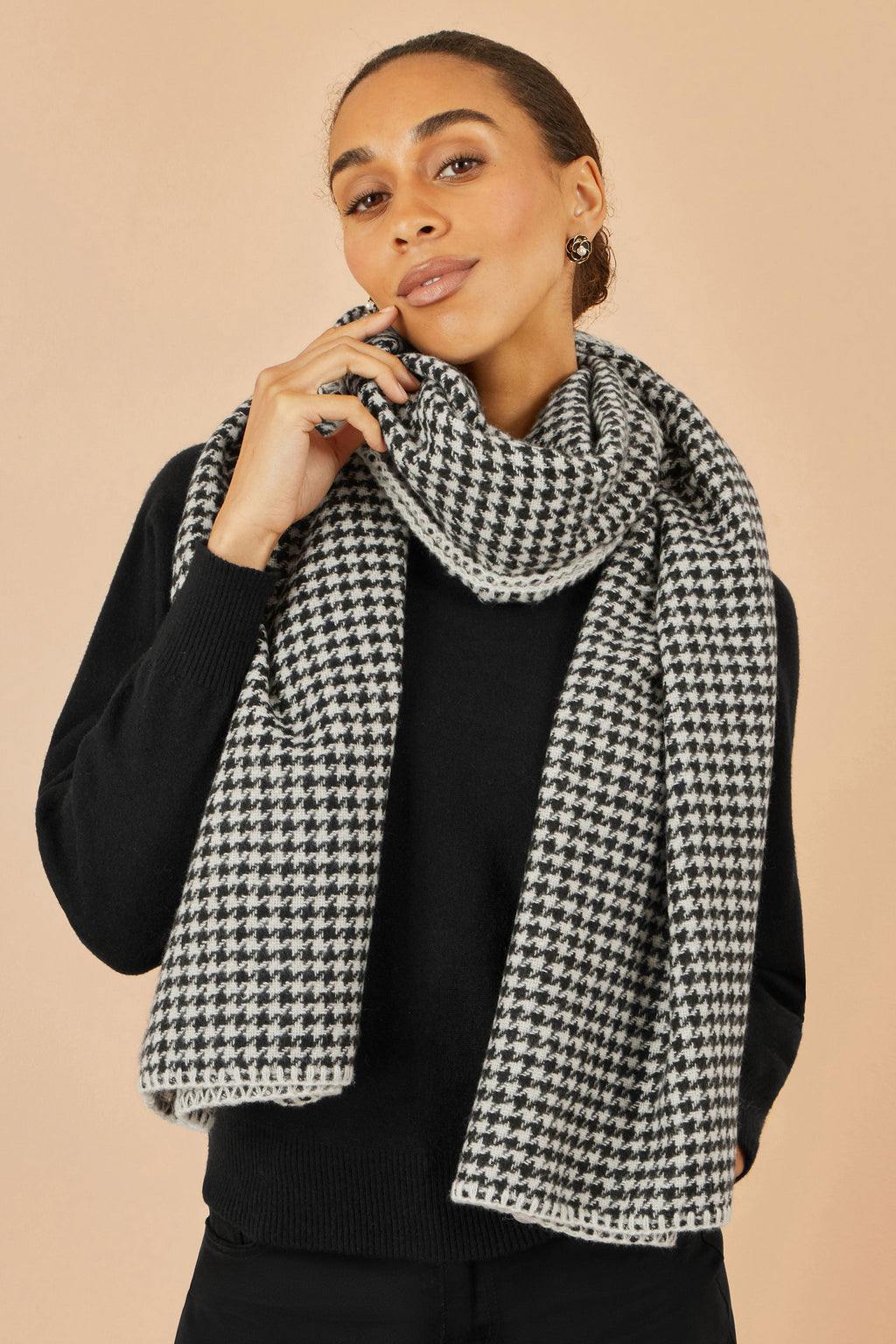 Yumi Black Dog Tooth Scarf With Stitch Detail