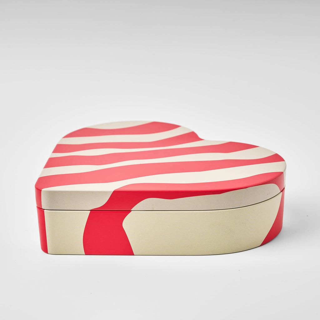 Älskar Heart Shaped Tin with Swedish Sweets