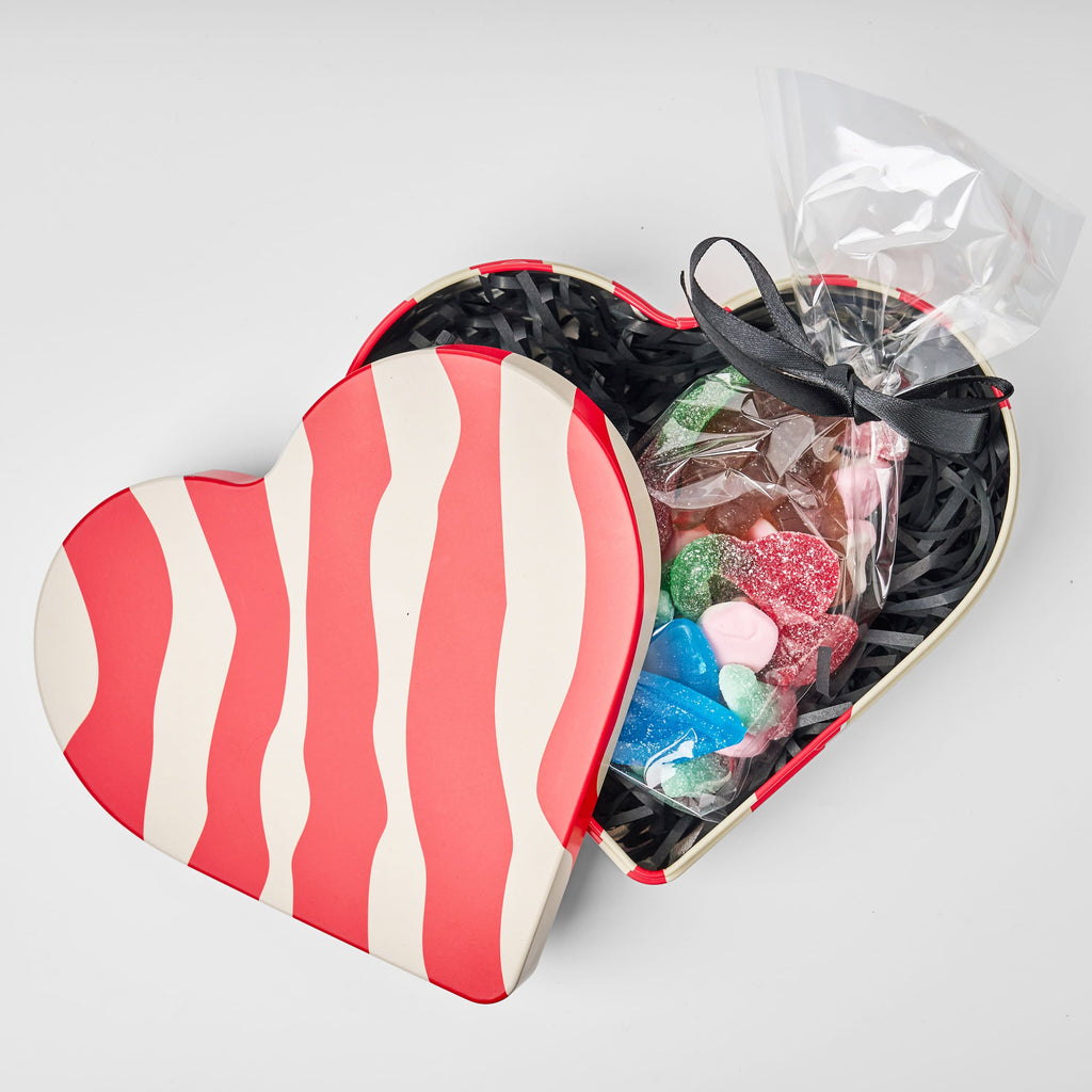 Älskar Heart Shaped Tin with Swedish Sweets