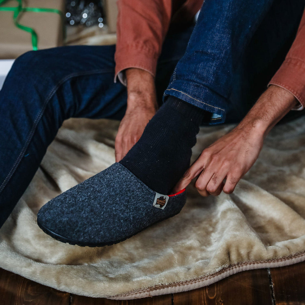 Outback Men's Slipper in Charcoal and Red