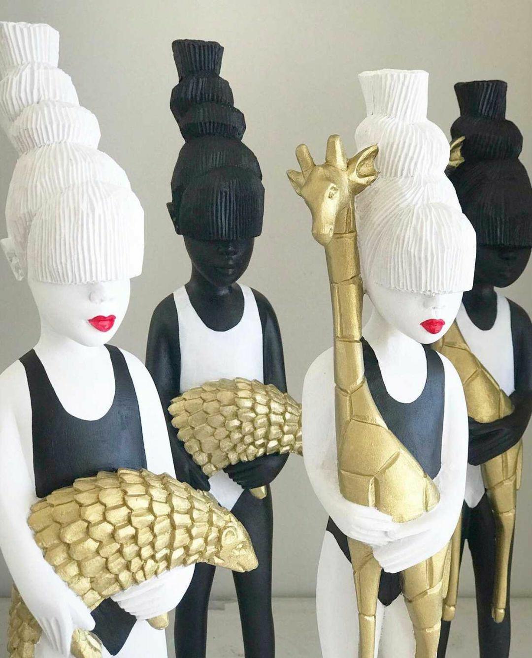 NOUSH DOLLS - Girl with Giraffe B