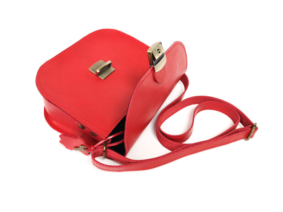 Classic Cut Saddle Bag – Vintage Style & Modern Practicality by Zelma Kraft at brixbailey.com