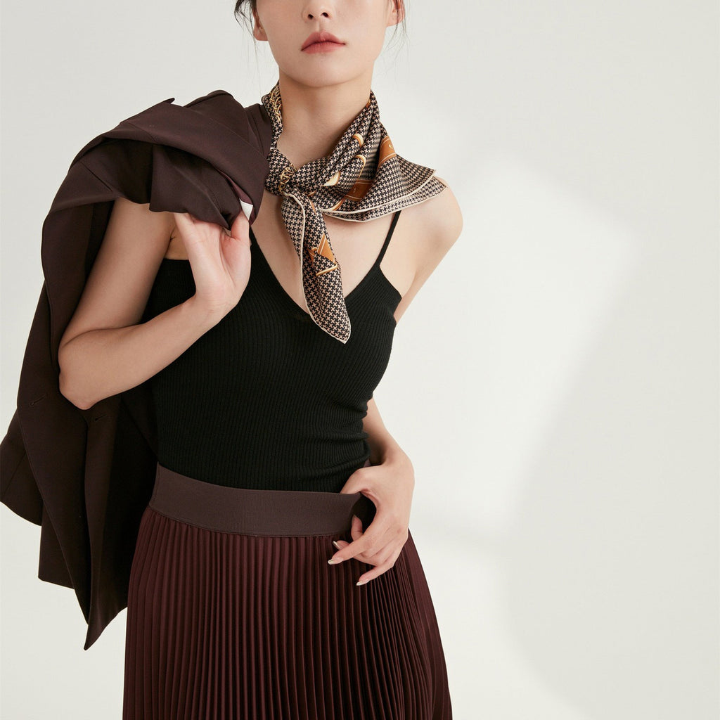 Black & Beige Classic Houndstooth Silk Scarf – 65cm Hand-Rolled Square Bandana