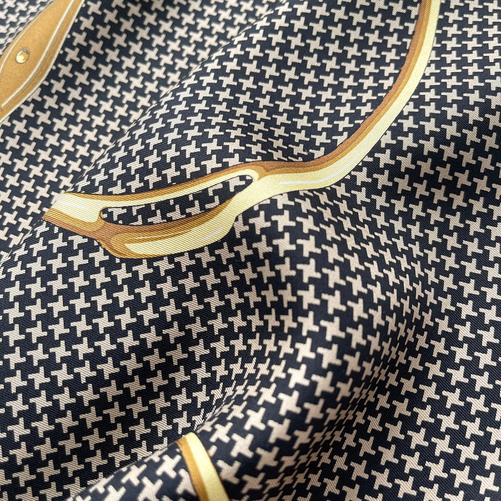 Black & Beige Classic Houndstooth Silk Scarf – 65cm Hand-Rolled Square Bandana
