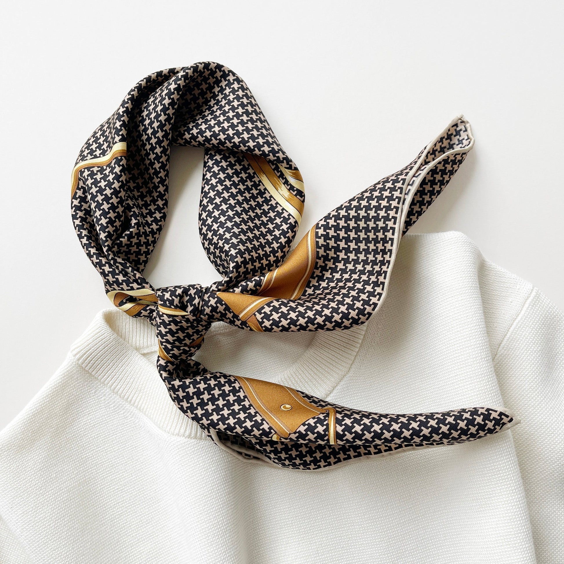 Black & Beige Classic Houndstooth Silk Scarf – 65cm Hand-Rolled Square Bandana