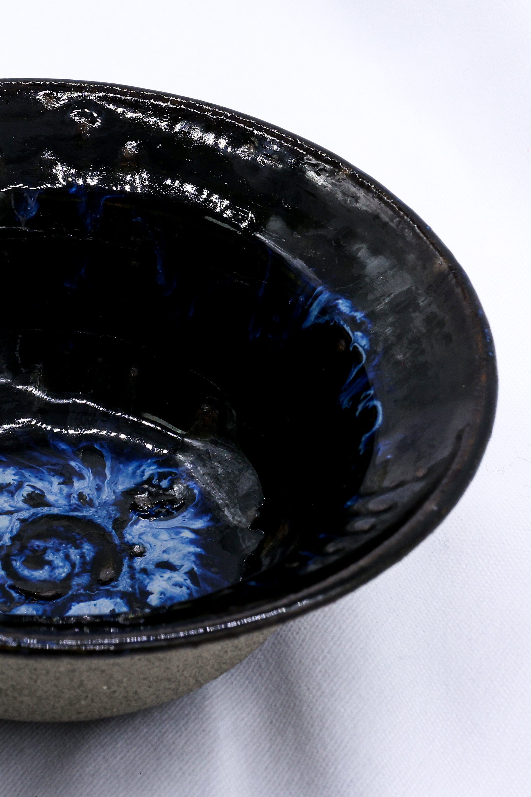 7,5' Cavewater Spiral Blue Handmade Grey Stoneware Bowl