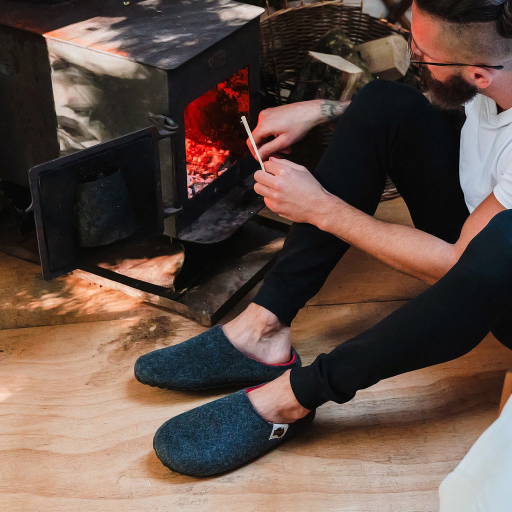 Outback Men's Slipper in Charcoal and Red