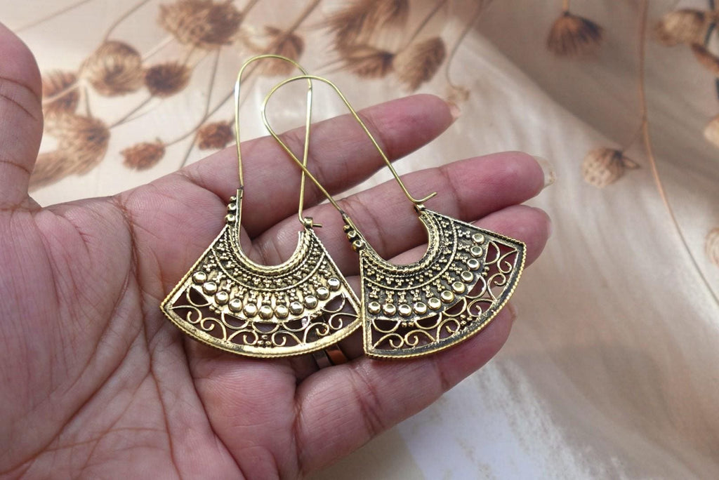 Fan-Shaped Tribal Brass Earrings - Unique fan-shaped mandala earrings with ethnic filigree details in brass.