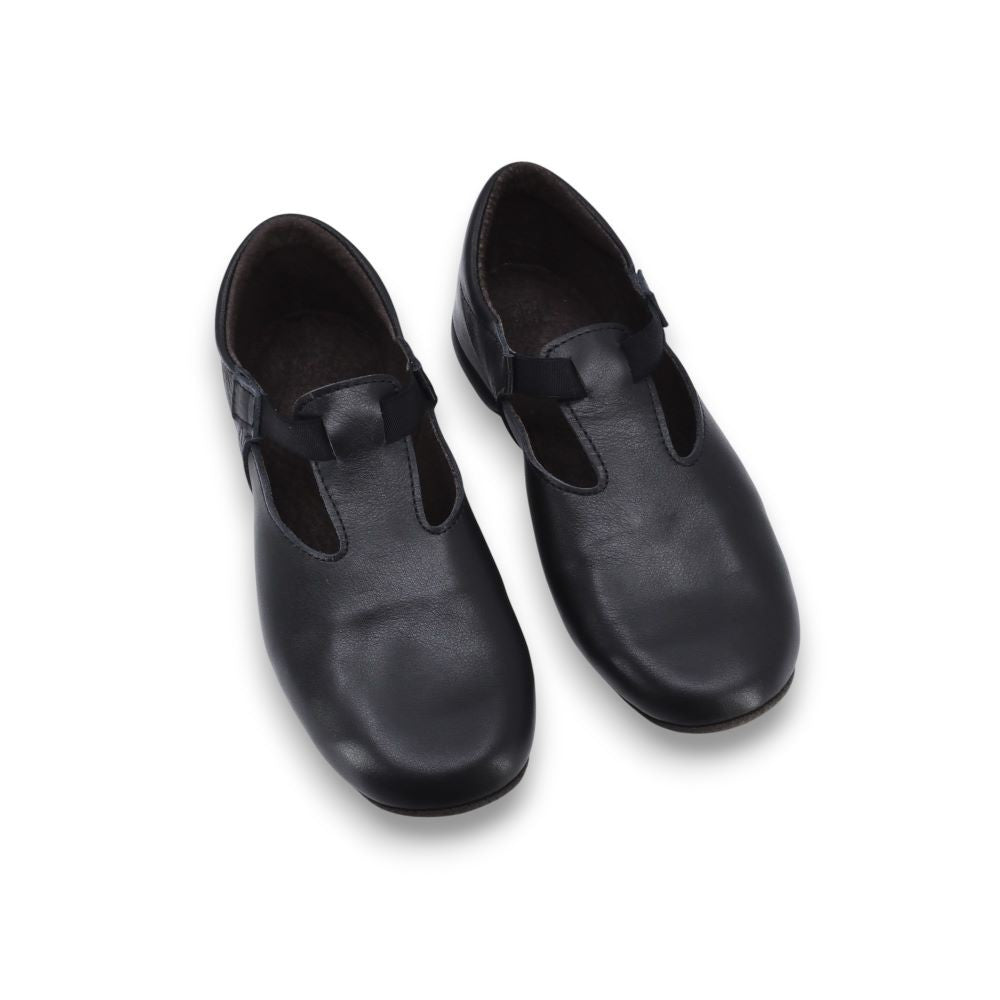 elegant kergatsi dance shoes in soft leather, showcasing the 1cm heel and elastic upper on a wooden floor