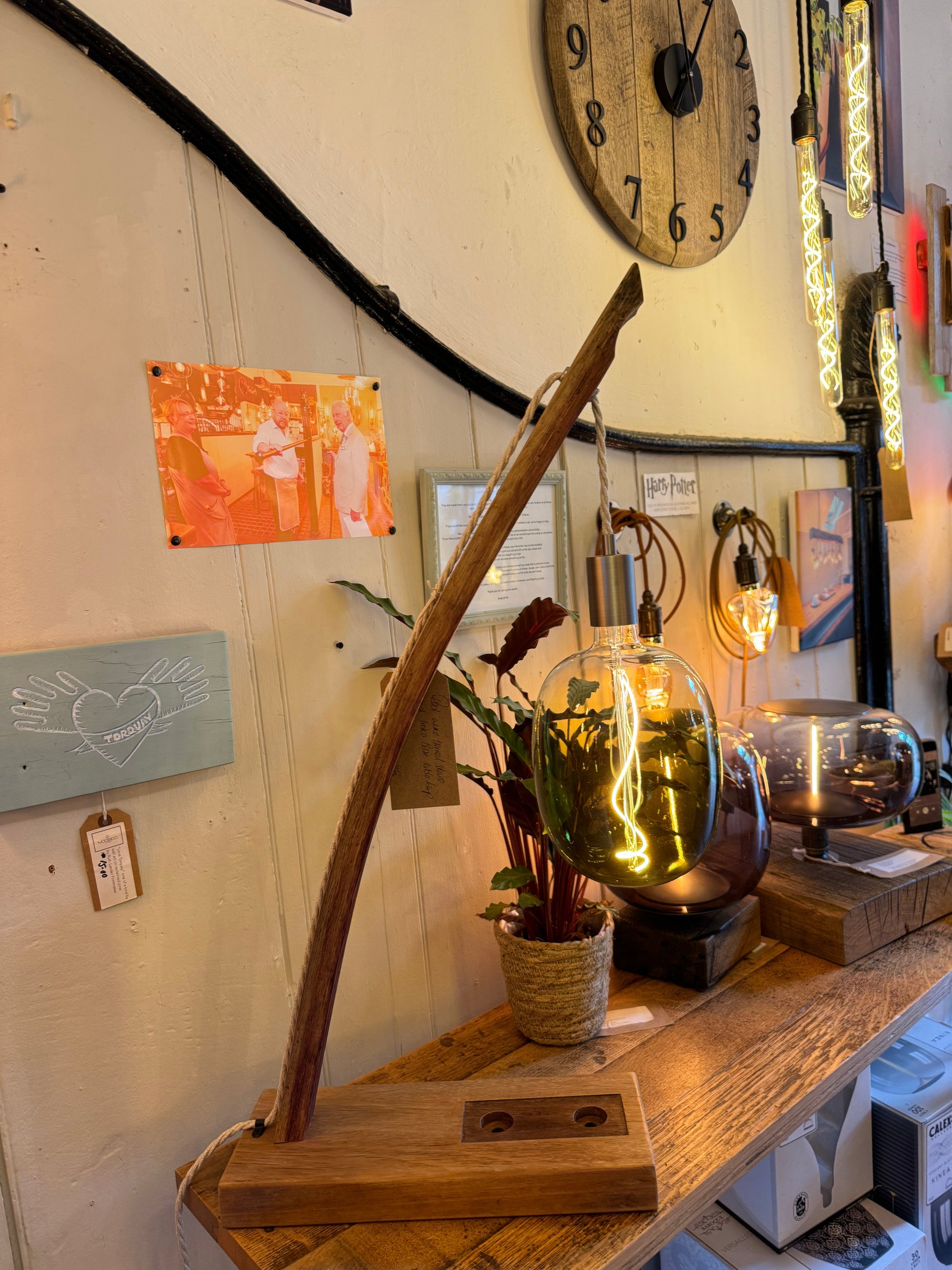 Elegant Curve Stave Table Lamp