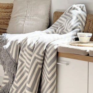 bold statement of the labbvenn haakla pet blanket with its striking gray and white geometric pattern
