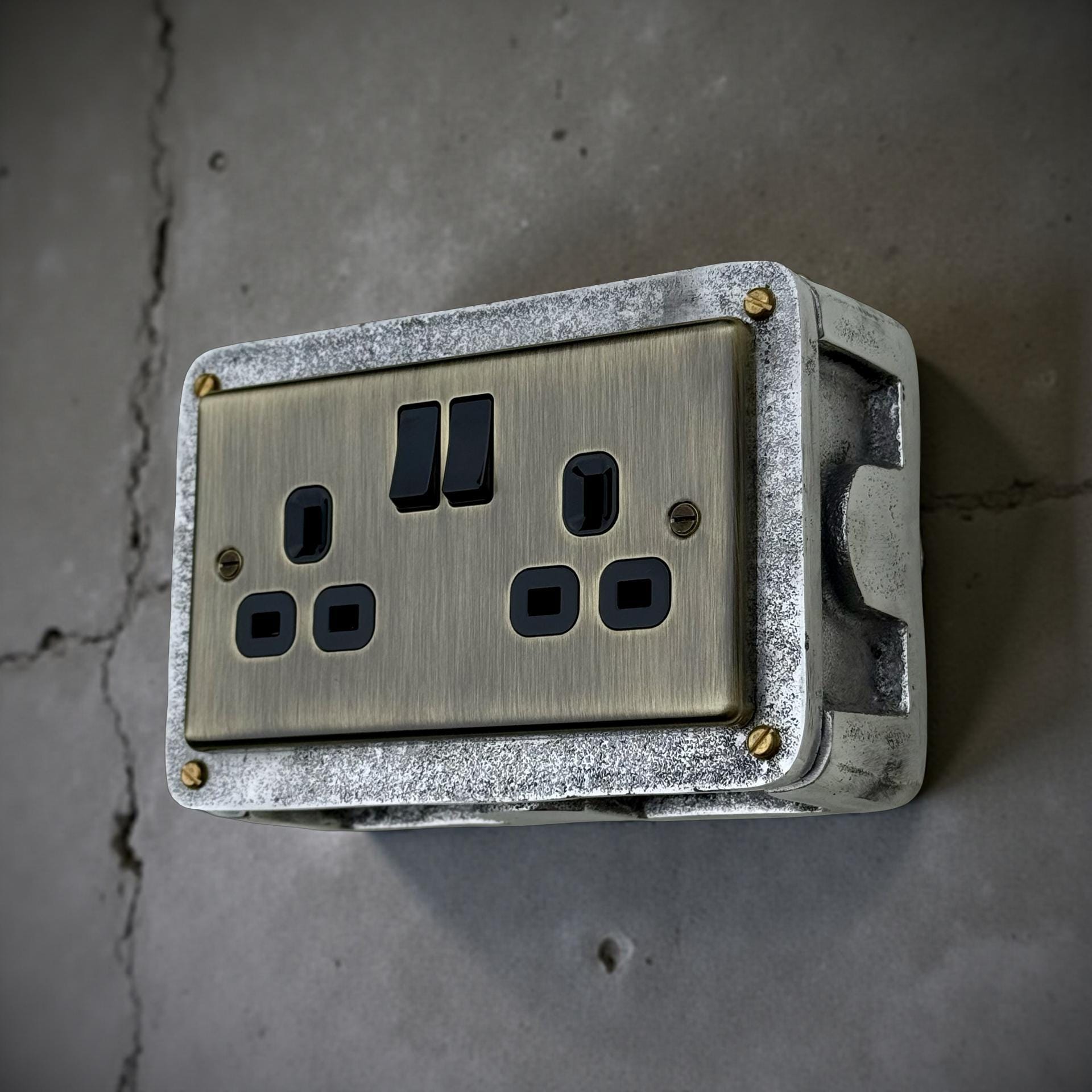 Antique Brass Double Switched 13A Power Socket 230V 13A 2 Gang 2G  Solid Cast Metal Conduit Industrial