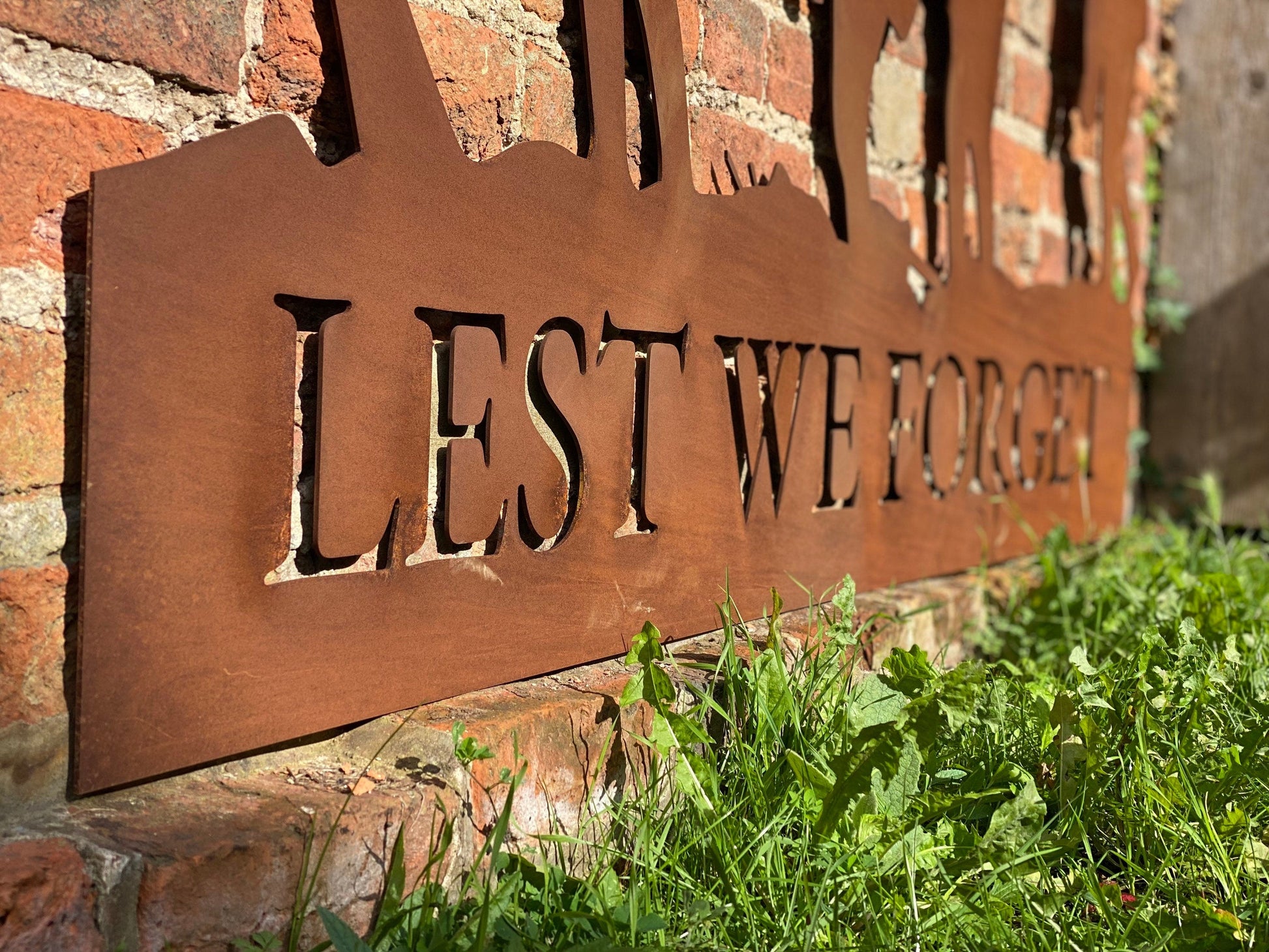 XXL Rusty Metal Lest We Forget Soldier Scene Garden Decoration