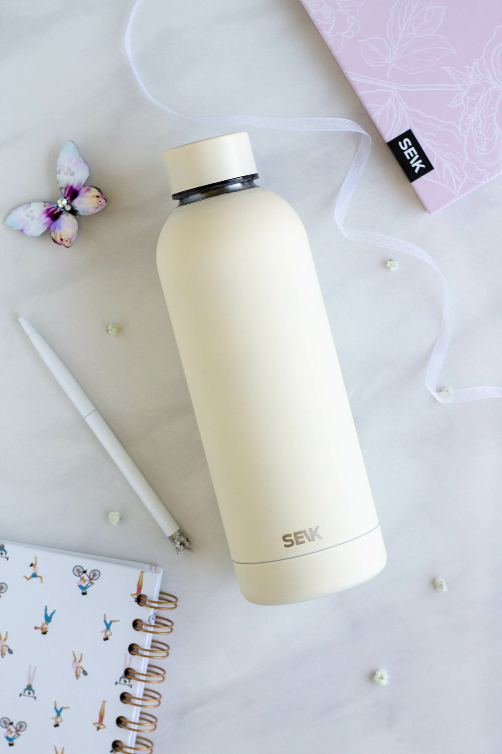 playful yellow seik thermos bottle on a sunny picnic blanket, ready for adventure