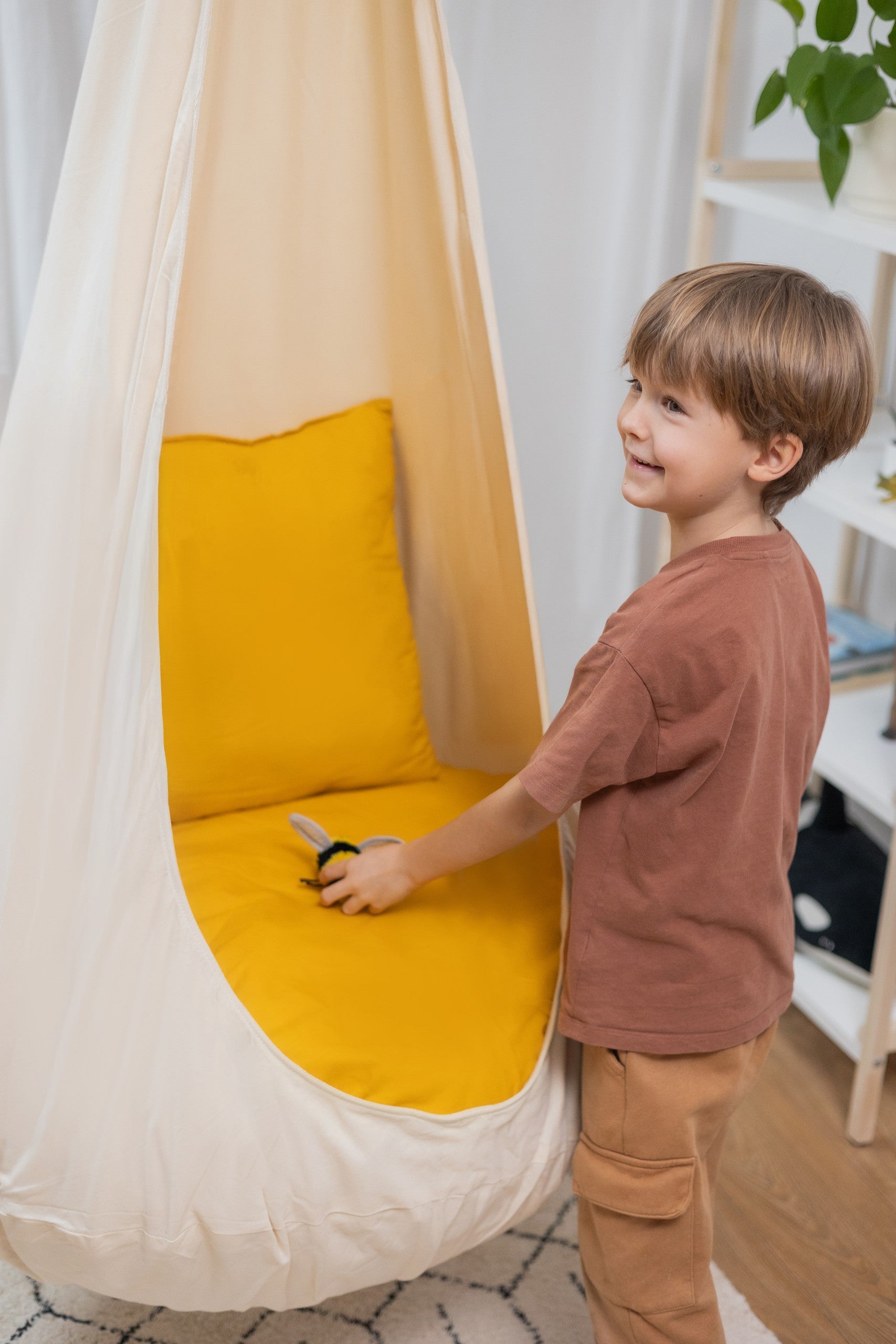 Large Cocoon "Sunny Spark"