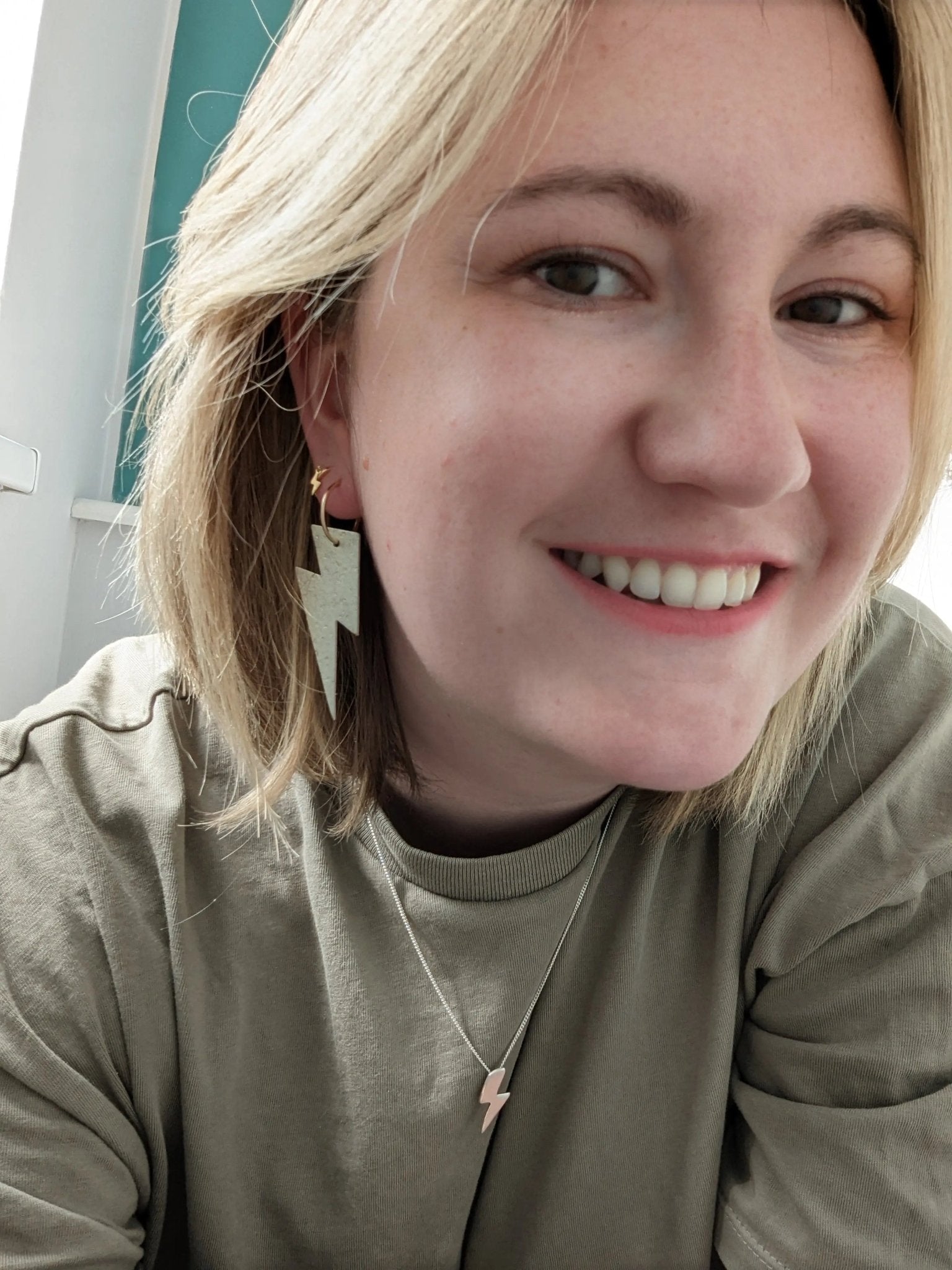 Metallic gold cork lightning bolt hoop earrings