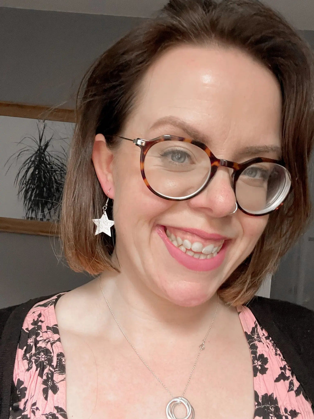 Mini gold star earrings