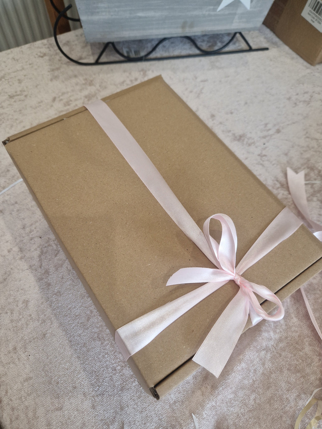 Gingerbread Wax Melt Gift Box with Hot Chocolate and Cosy Socks