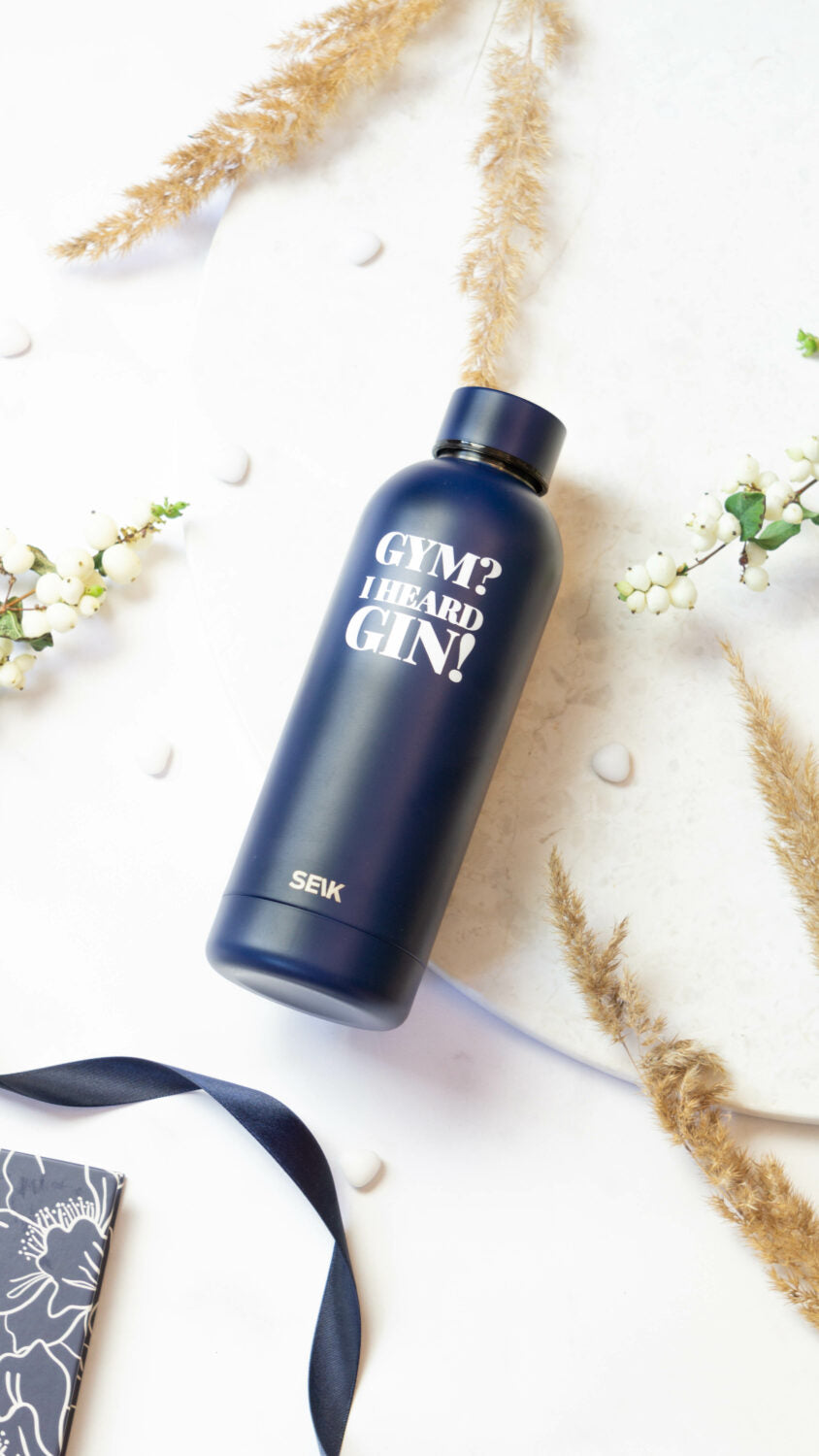 dark blue seik thermos on a gym bench, showing its functional 500ml capacity and non-slip grip