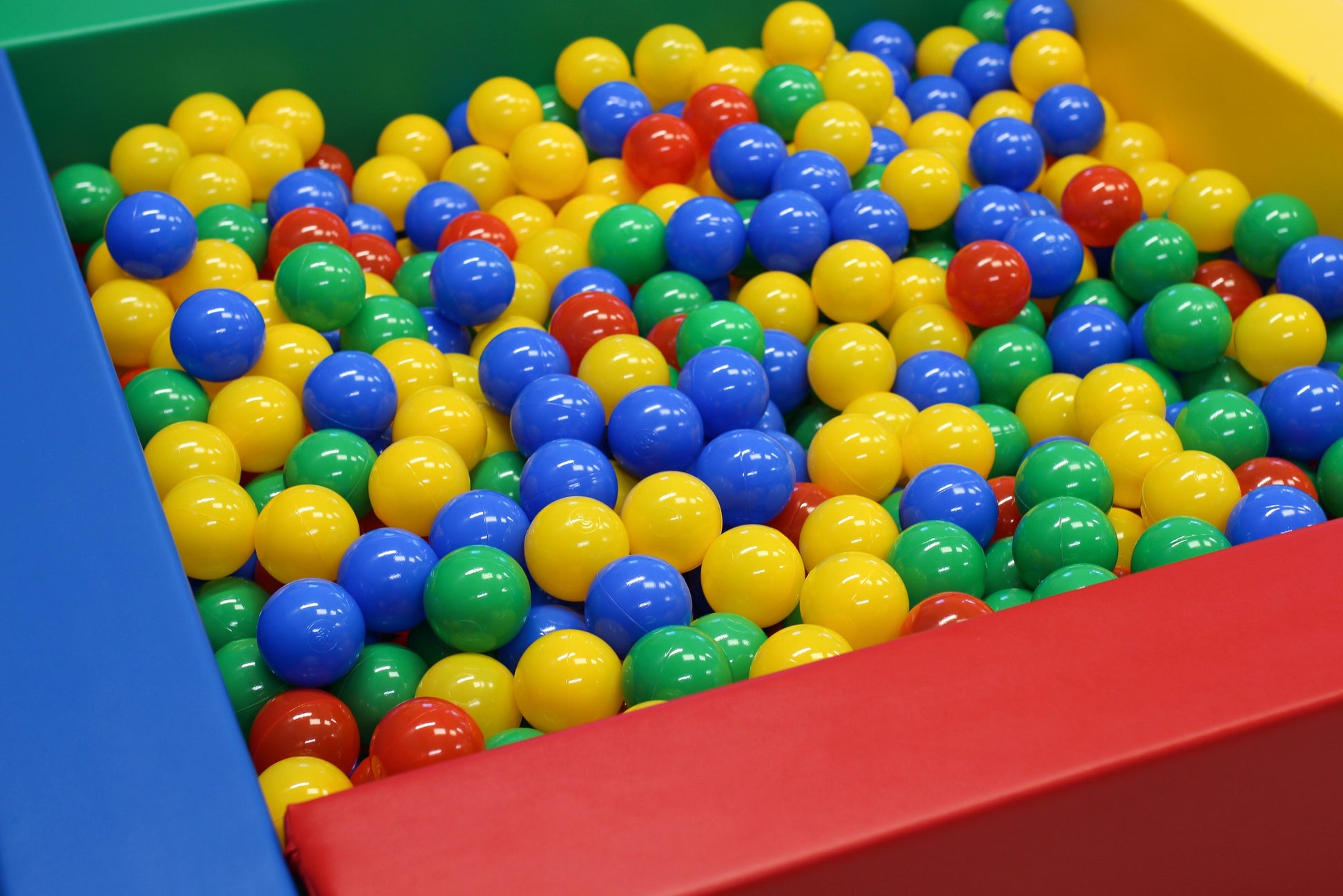bold and vibrant iglu 500-piece pastel ball pit set for kids
