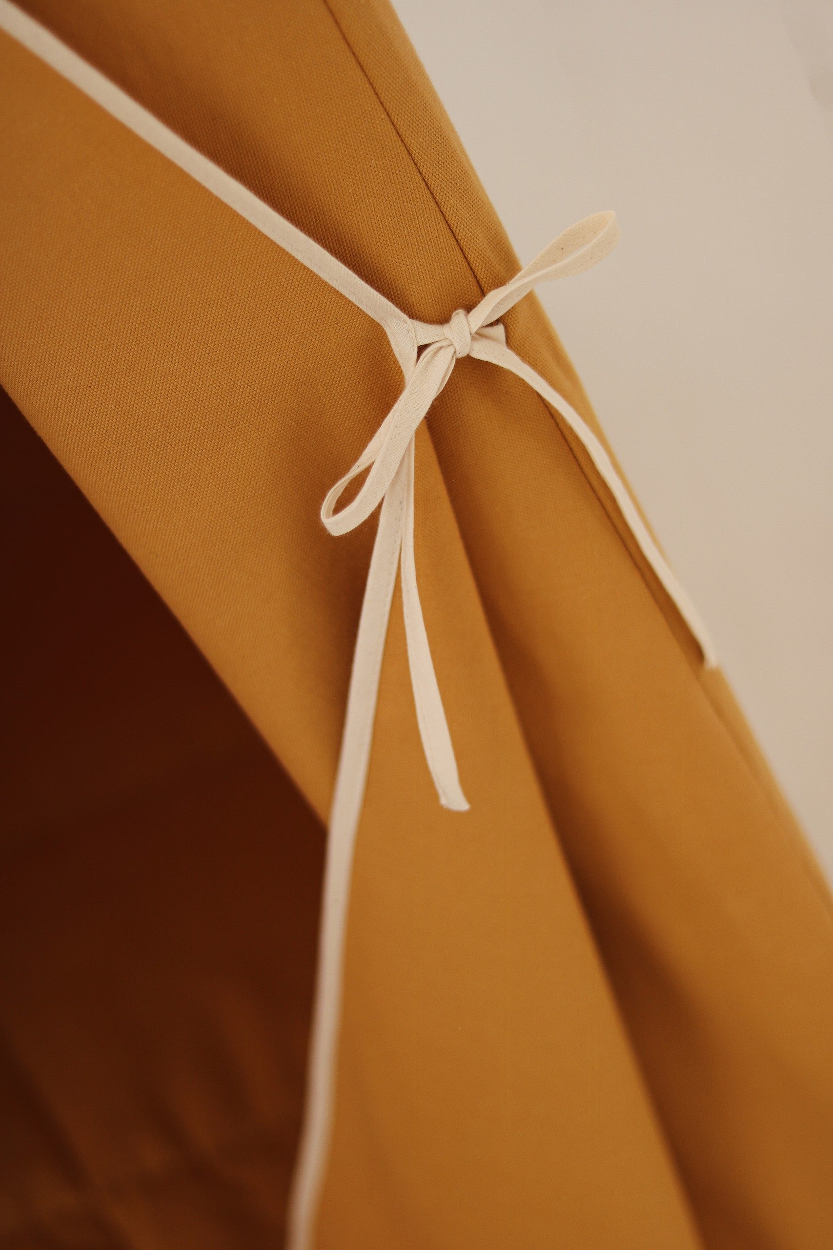 orche teepee tent setup guide showing easy assembly steps for indoor play
