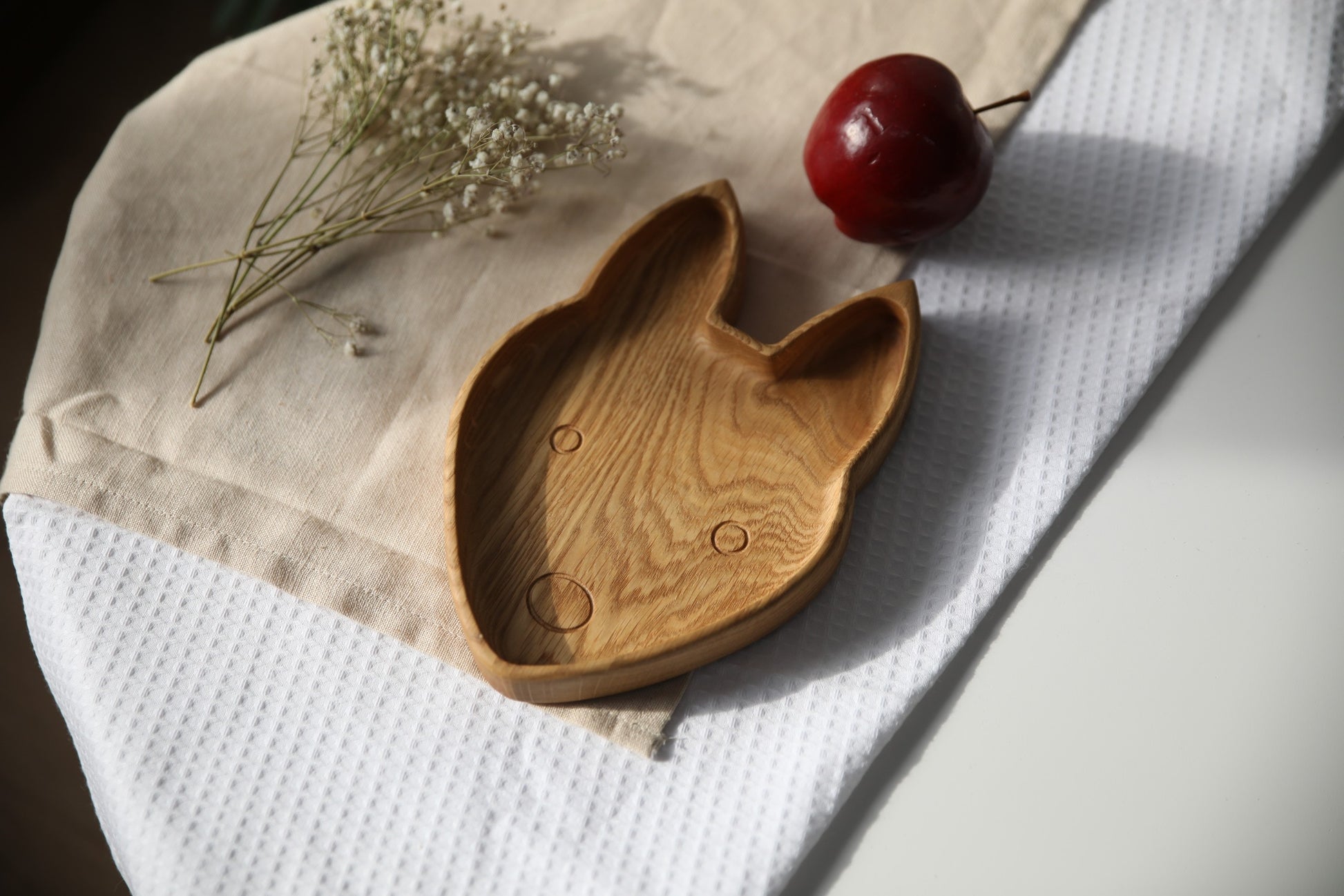 bold fox-themed wooden plate for kids, handcrafted from natural oak, safe and stylish for mealtime