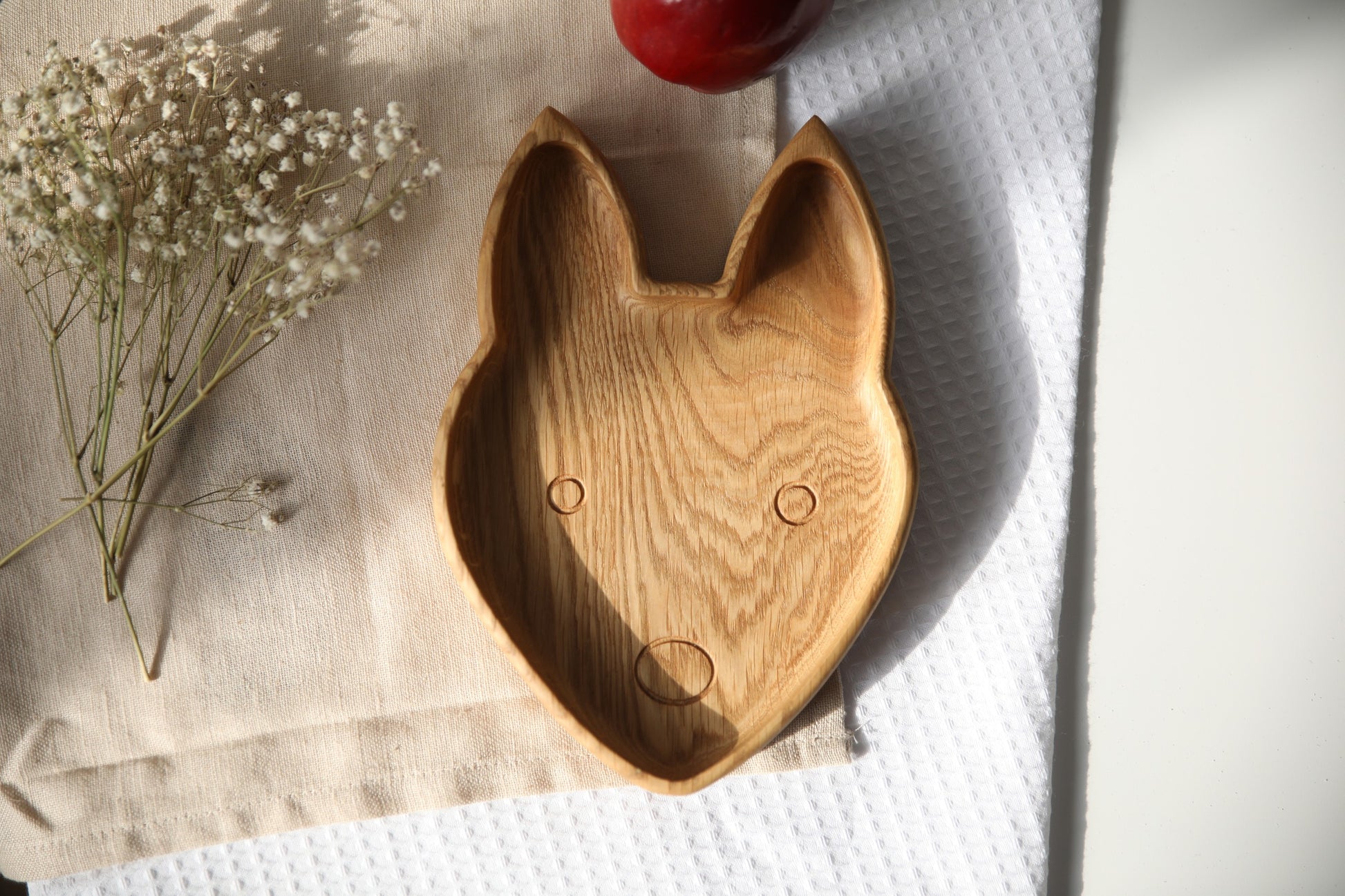 elegant handmade wooden fox plate for kids, smooth oak surface with warm natural tones, perfect for gifting