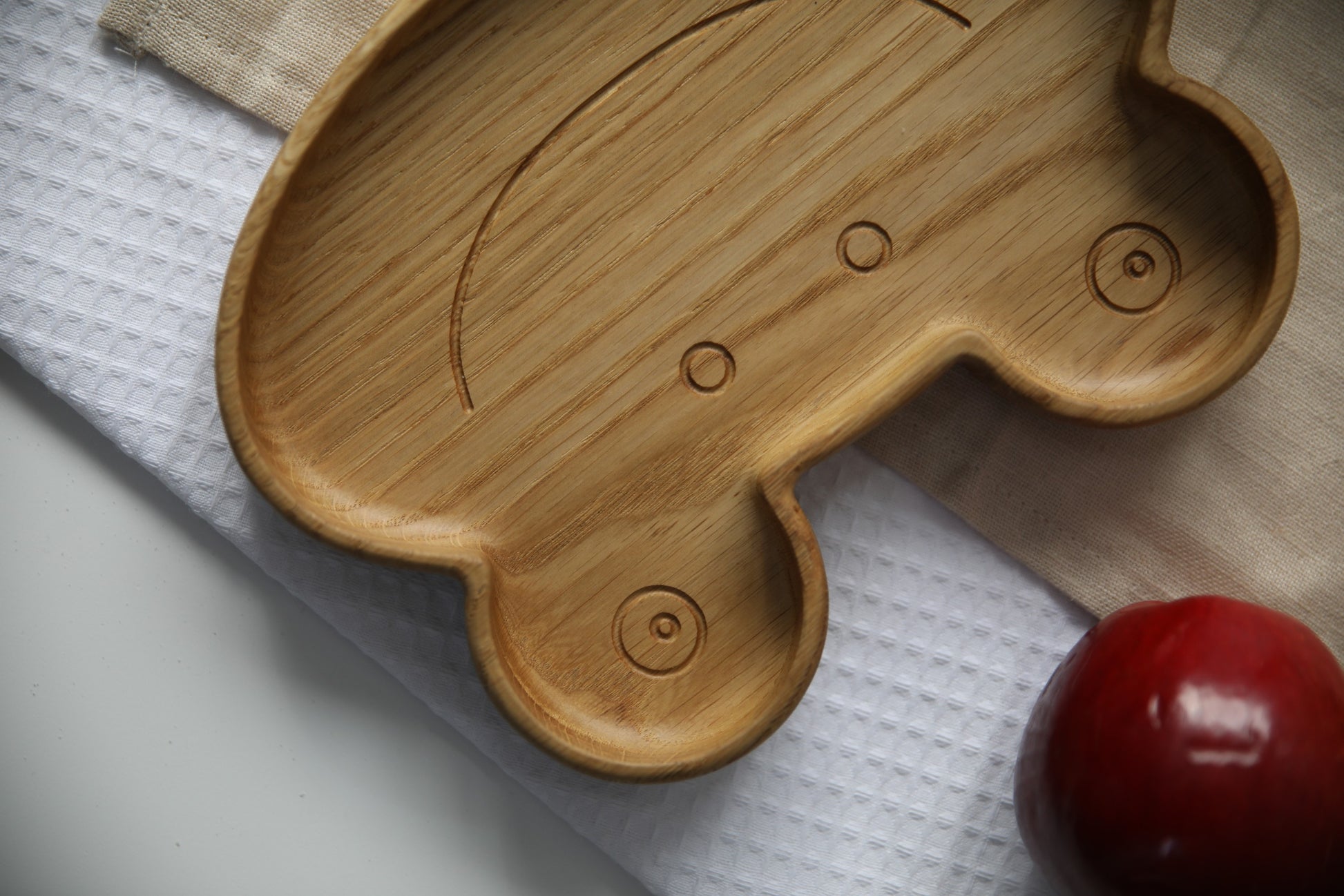 soft-lit handmade wooden frog plate for kids, smooth oak surface with warm natural tones, safe and eco-friendly