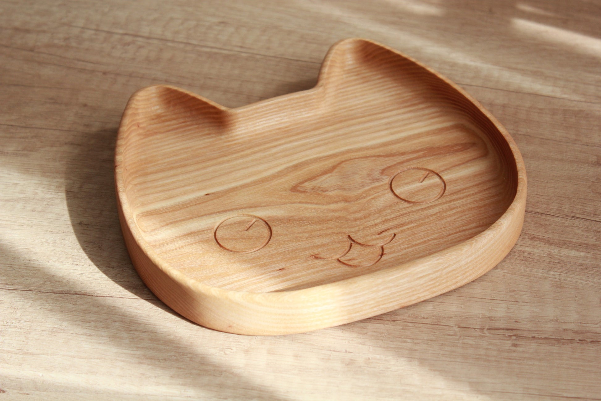 elegant handmade wooden kids plate with kitty design, smooth oak surface, natural finish, perfect for baby gifts