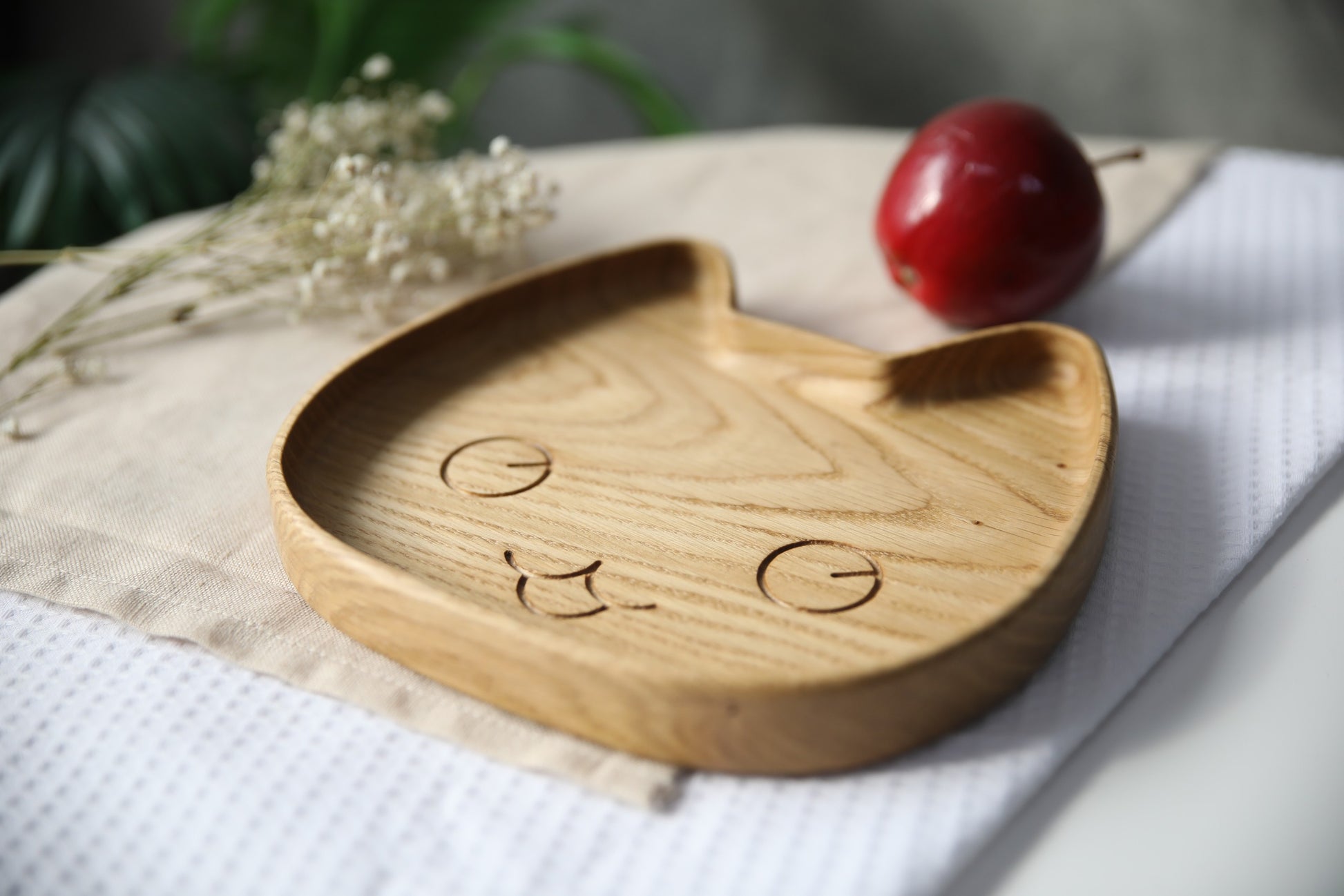 handmade wooden kids plate with kitty design, natural oak, smooth polished surface, practical for daily meals