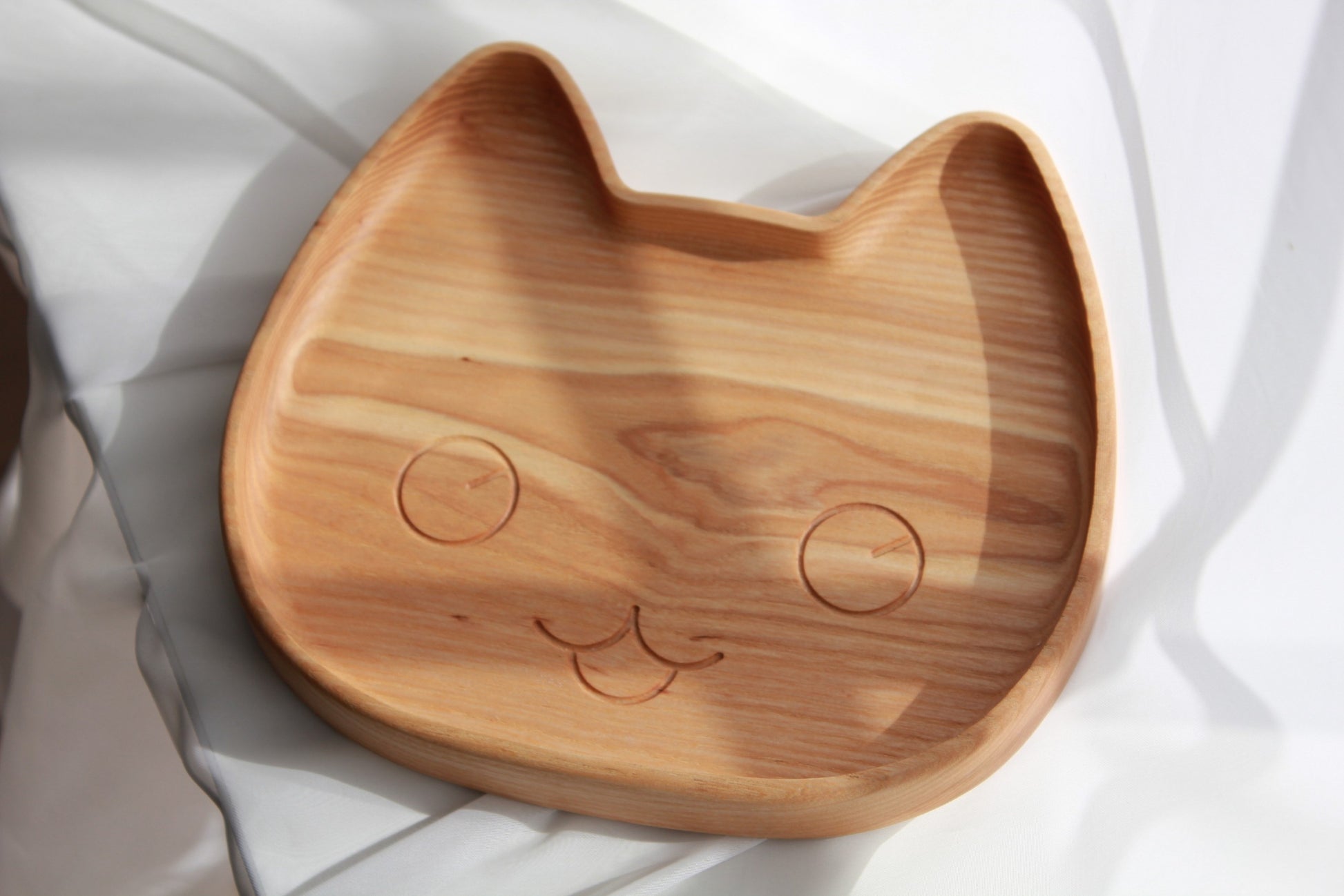 handmade wooden kids plate with playful kitty design, natural oak wood, smooth polished surface, perfect for baby gifts