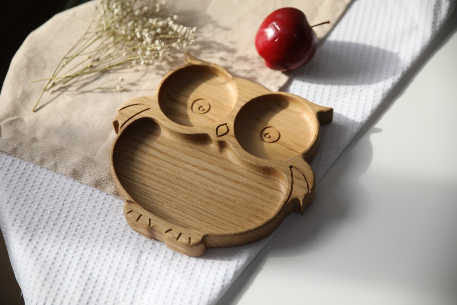 bold owl-shaped wooden plate for kids - handcrafted from natural oak, safe and stylish for mealtime
