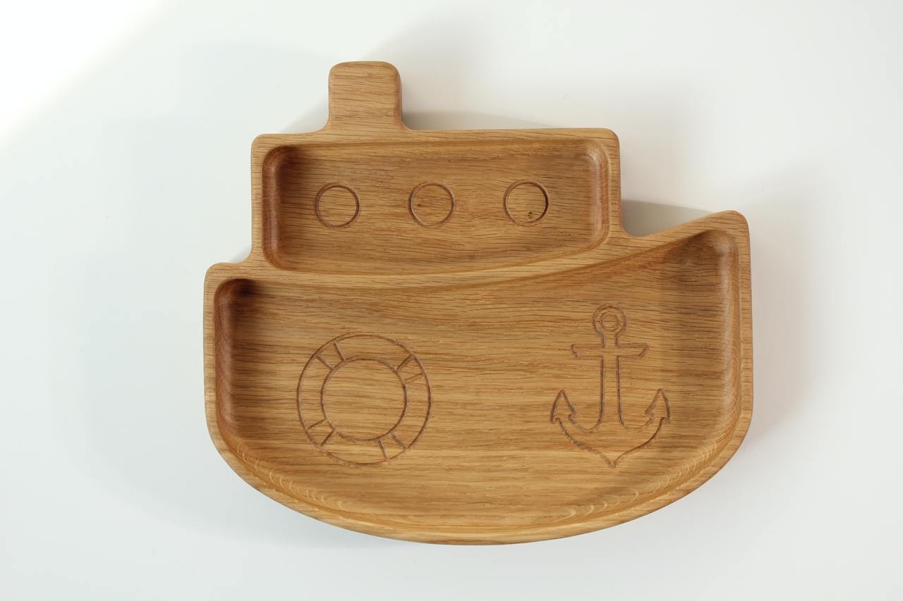 elegant handmade oak kids plate with engraved ship design, polished smooth for safe mealtime
