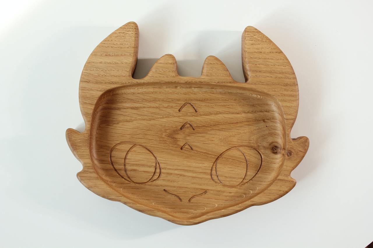playful toothless wooden plate for kids on a sunny table, hand-polished oak with smooth edges