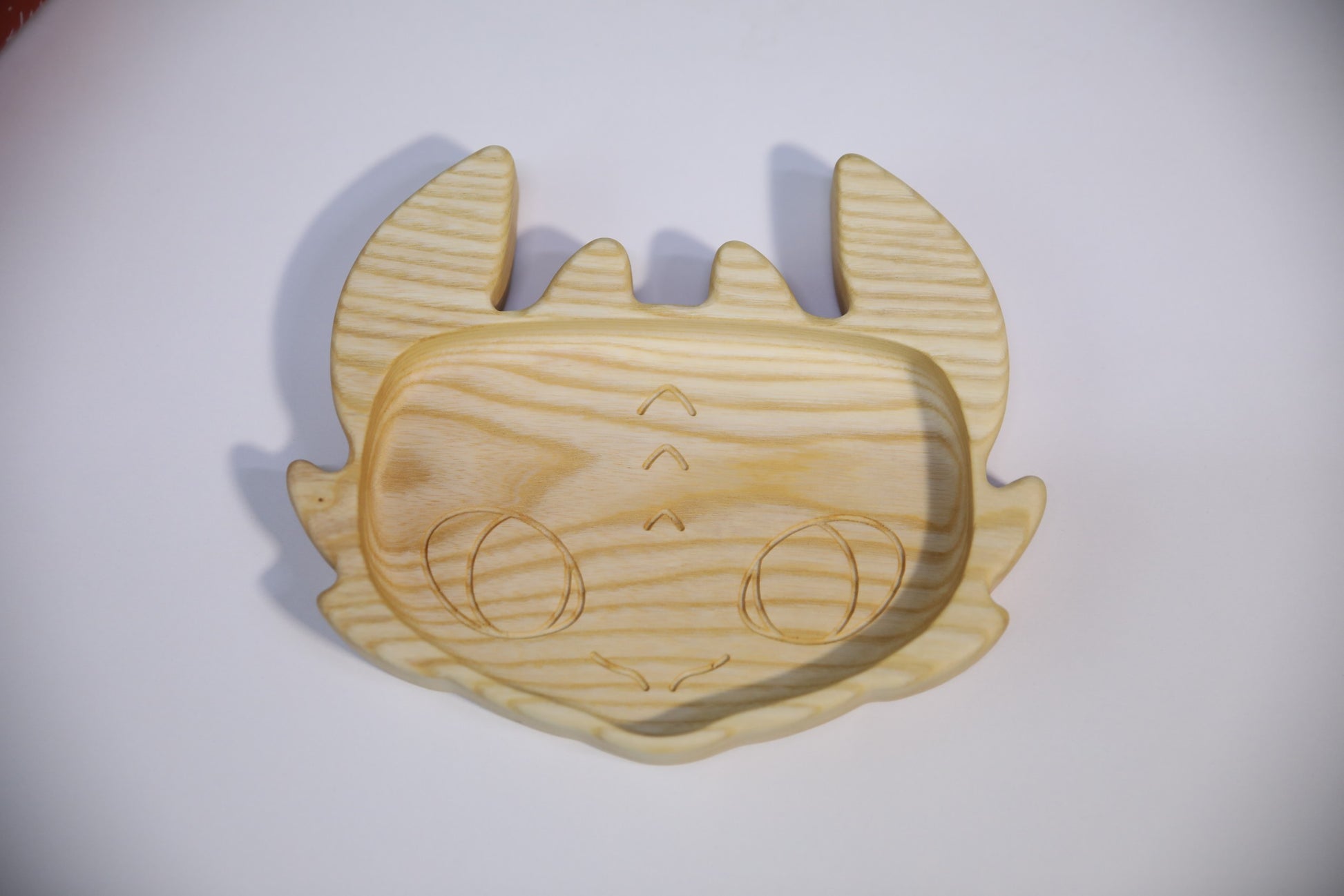 handmade wooden plate for kids - toothless, showcasing smooth oak surface with warm natural grain, perfect for baby’s first meals